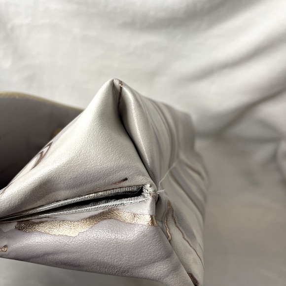 Vince Camuto make up travel bag, NWT - Picture 3 of 7